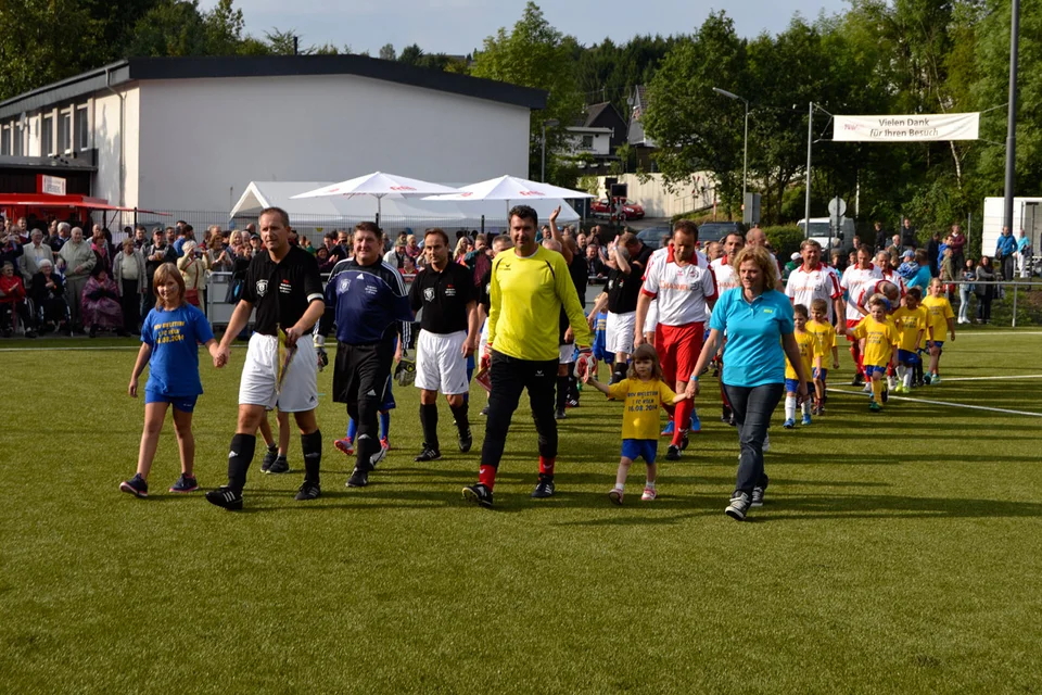 ... mit den Mannschaften des BSV Bielstein und des 1. FC Köln in die Dr-Kind-Arena ein ... mit den Mannschaften des BSV Bielstein und des 1. FC Köln in die Dr-Kind-Arena ein