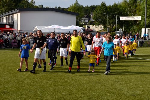 ... mit den Mannschaften des BSV Bielstein und des 1. FC Köln in die Dr-Kind-Arena ein ... mit den Mannschaften des BSV Bielstein und des 1. FC Köln in die Dr-Kind-Arena ein