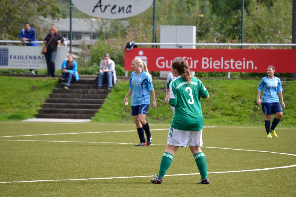 Eine Neunkirchener Spielerin und Kathi Schmidt beobachten das Spielgeschehen