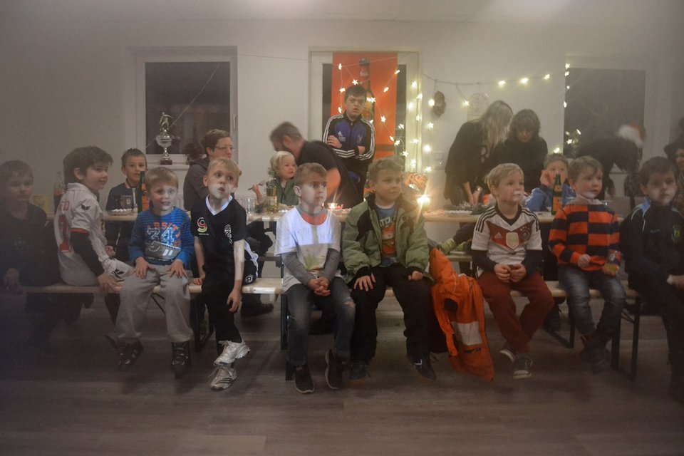 Gebannter Blick: die Kinder hörten dem Nikolaus aufmerksam zu