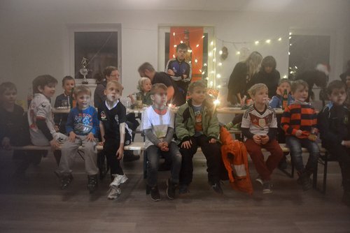 Gebannter Blick: die Kinder hörten dem Nikolaus aufmerksam zu