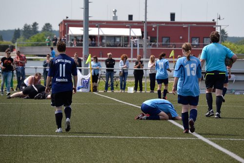 Am Boden zerstört: die Spielerinnen des BSV Bielstein liegen nach dem Schlusspfiff weinend am Boden ...