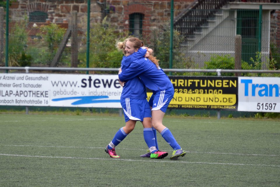 Sarah Kapp und Jacqueline Holtz freuen sich über das 2:0