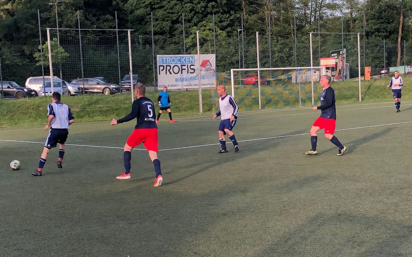 Unsere Alten Herren unterlagen dem TV Hoffnungsthal in einem torreichen Spiel mit 4:5
