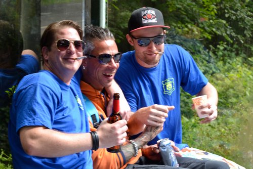 Axel Leopold, ein Fremder und Christopher Schrahe bei der Pinkelpause Axel Leopold, ein Fremder und Christopher Schrahe bei der Pinkelpause