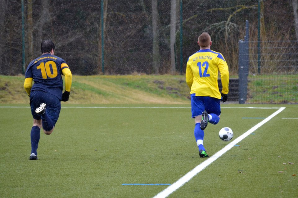 Ungleiches Duell: der weitaus schnellere Thomas Ren im Duell mit dem Frömmersbacher Spielmacher