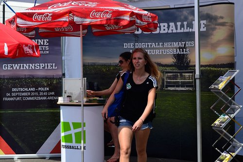 Freundlich und gut aussehend: die Helferinnen des Fußballverbandes Freundlich und gut aussehend: die Helferinnen des Fußballverbandes