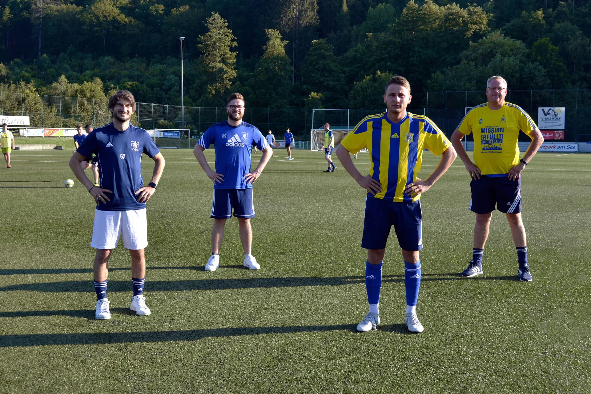 Georgios Xanthoulis, Björn Schumacher und Thorsten Prangenberg freuen sich über die Verpflichtung ihres Wunschspielers Manuel Marks