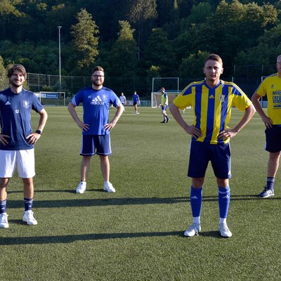 Georgios Xanthoulis, Björn Schumacher und Thorsten Prangenberg freuen sich über die Verpflichtung ihres Wunschspielers Manuel Marks