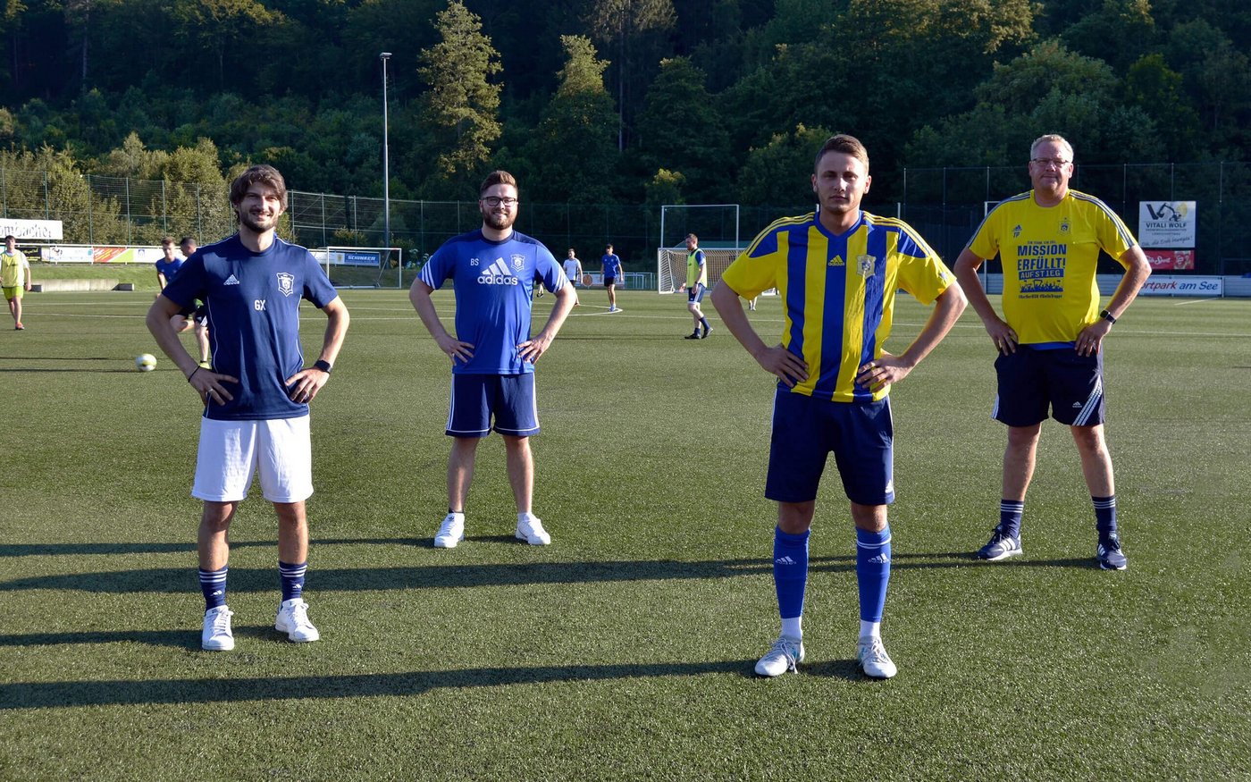 Georgios Xanthoulis, Björn Schumacher und Thorsten Prangenberg freuen sich über die Verpflichtung ihres Wunschspielers Manuel Marks