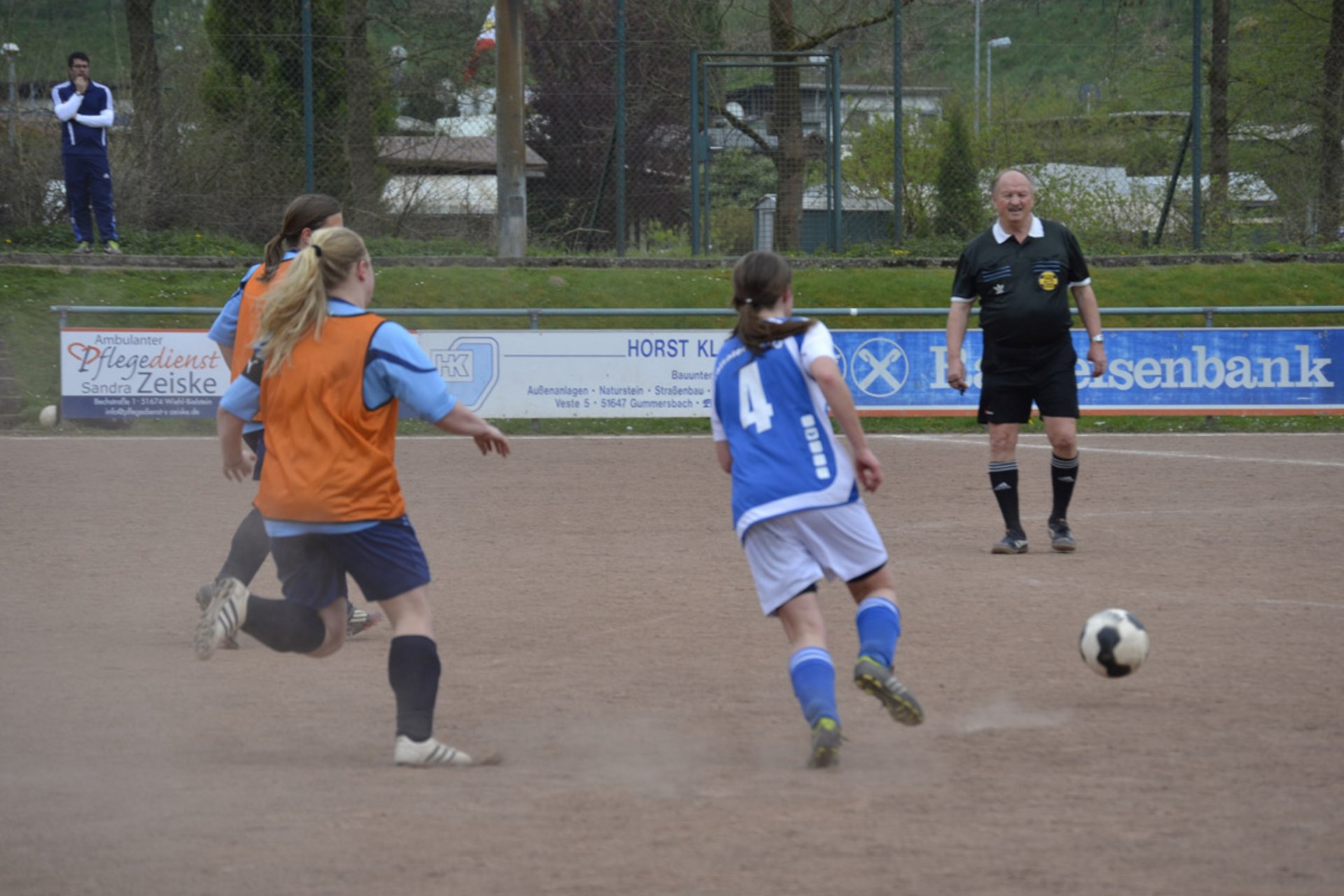 Weite Teile des Spiels spielten sich im Mittelfeld des Platzes ab