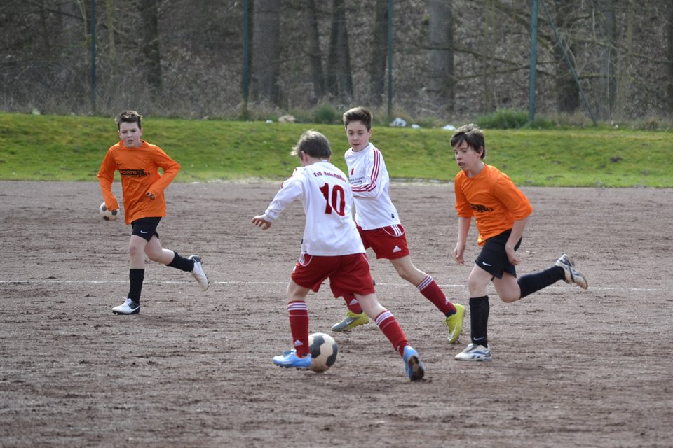 Dennis und Marco jagen dem ballführenden Spieler hinterher