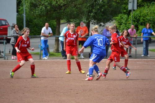 Stürmerin Sarah nahm es stellenweise mit drei Gegenspielerinnen auf - und setzte sich durch Stürmerin Sarah nahm es stellenweise mit drei Gegenspielerinnen auf - und setzte sich durch