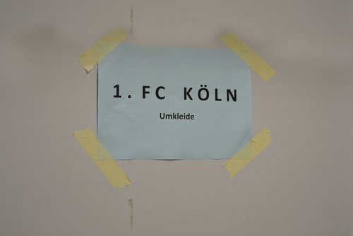 Hinter diesem Schild verbargen sich die großen Stars: die Umkleide des 1. FC Köln ... Hinter diesem Schild verbargen sich die großen Stars: die Umkleide des 1. FC Köln ...