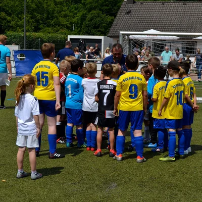 Zahlreiche fröhliche Gesichter sah man beim Tag der offenen Tür, hier bedankt sich Juniorenleiter Olaf Ruland bei den Kindern für ihre Treue im vergangenen Jahr