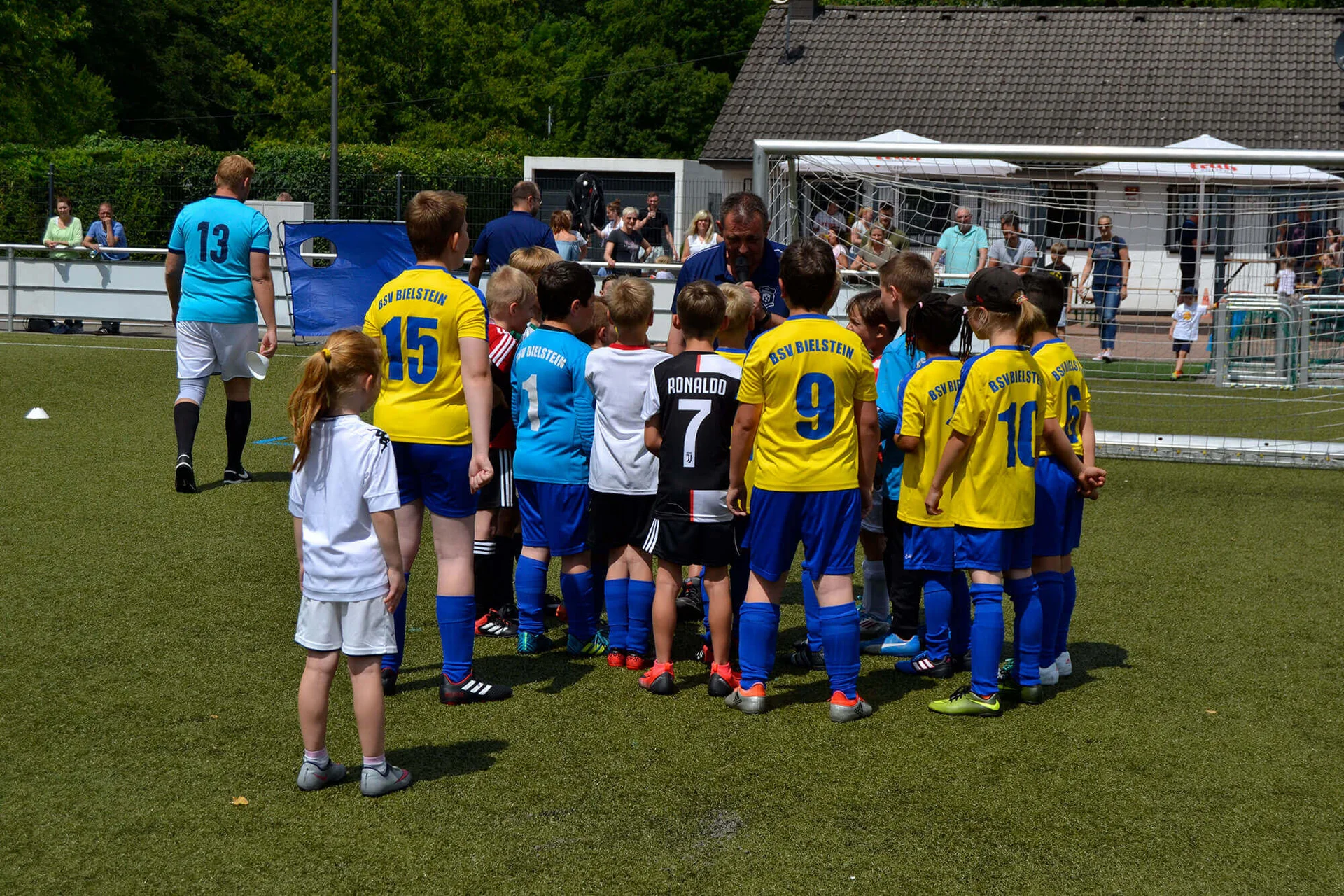 Zahlreiche fröhliche Gesichter sah man beim Tag der offenen Tür, hier bedankt sich Juniorenleiter Olaf Ruland bei den Kindern für ihre Treue im vergangenen Jahr