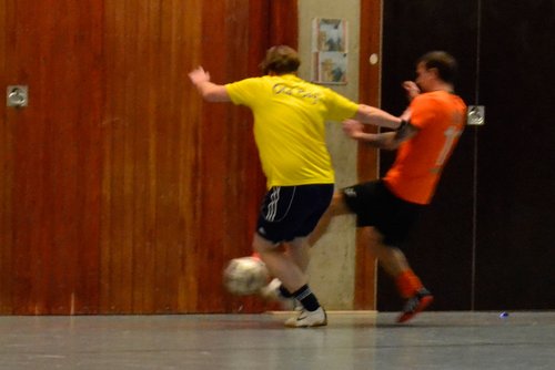 Robuster Einsatz: Axel Leopold von den Old Boys im Zweikampf mit einem Spieler der Grumpy's Robuster Einsatz: Axel Leopold von den Old Boys im Zweikampf mit einem Spieler der Grumpy's