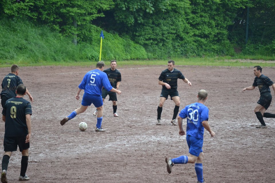 Carsten Fricke spielt einen öffnenden Pass zu ...
