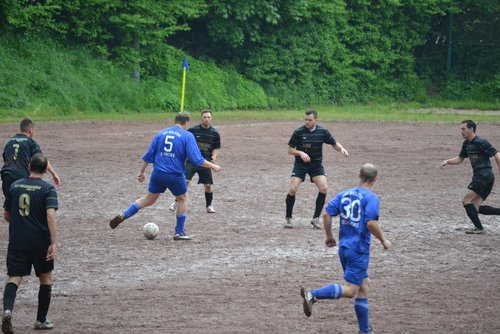 Carsten Fricke spielt einen öffnenden Pass zu ... Carsten Fricke spielt einen öffnenden Pass zu ...