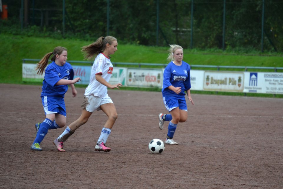 Tokessa und Sarah doppeln eine Gegenspielerin