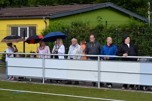 Die Regenschirme kamen nur vor dem Eröffnungsspiel zum Einsatz, während und nach dem Spiel blieb es trocken Die Regenschirme kamen nur vor dem Eröffnungsspiel zum Einsatz, während und nach dem Spiel blieb es trocken