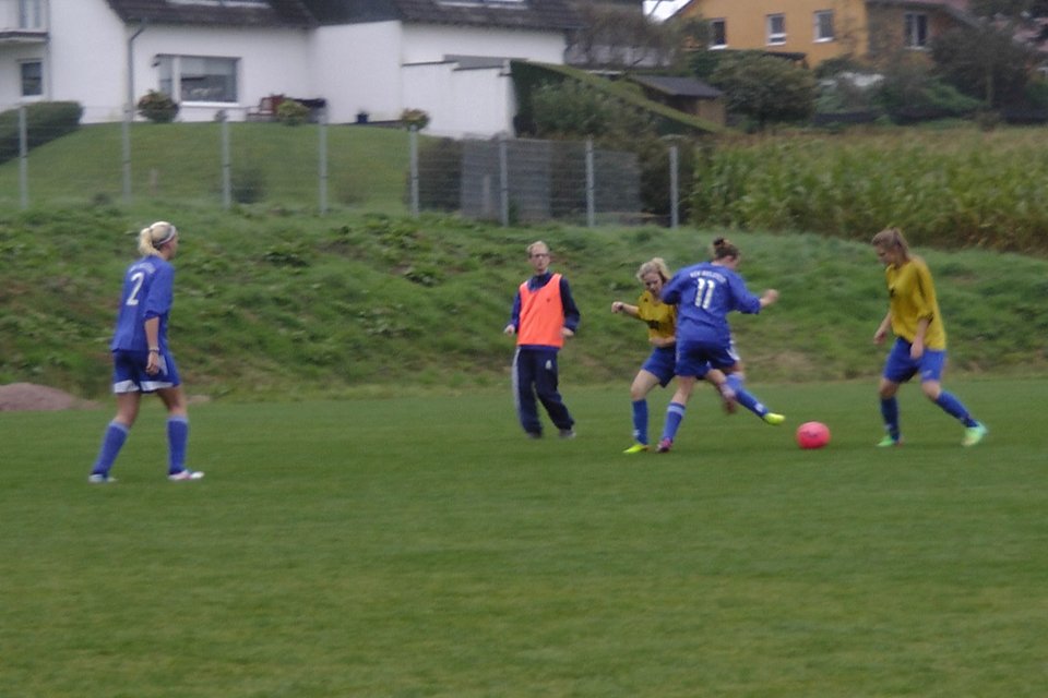 Linda Nickel setzt sich gegen zwei Gegenspielerinnen durch