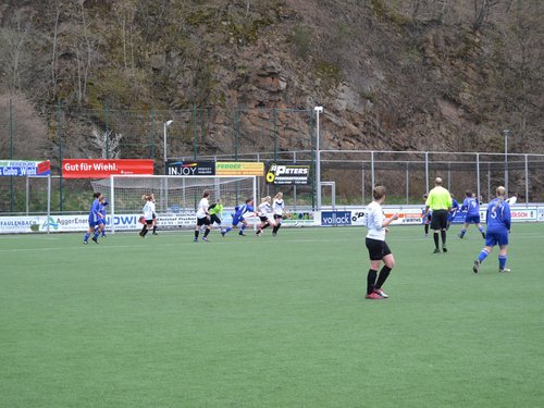 ... den Ball aus der Gefahrenzone zu befördern ... ... den Ball aus der Gefahrenzone zu befördern ...