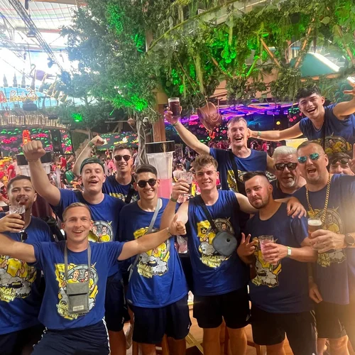 Hochverdient: Unsere Erste Herren (hier nur die Überlebenden des ersten Abends) feiert ihren Aufstieg in die Kreisliga A mit dem einen oder anderen Kaltgetränk im wunderschönen Mallorca