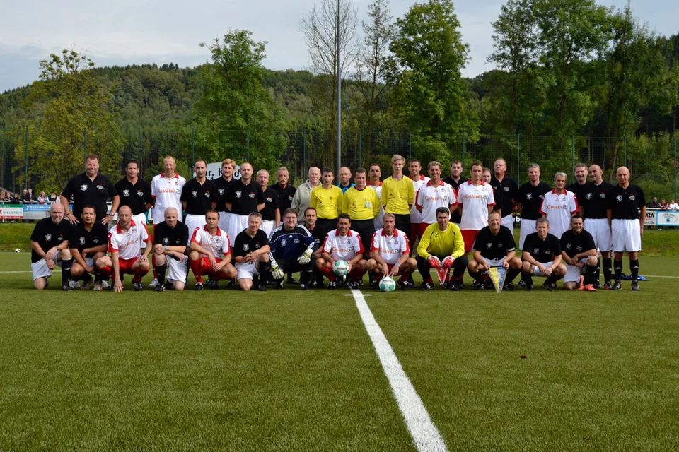 „Bitte lächeln“: die Mannschaften des BSV Bielstein und des 1. FC Köln stehen für ein Gruppenfoto parat „Bitte lächeln“: die Mannschaften des BSV Bielstein und des 1. FC Köln stehen für ein Gruppenfoto parat