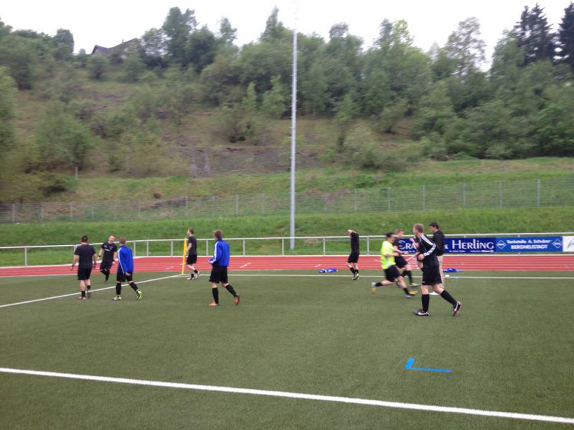 Warm-machen vor einer wichtigen Partie: die Jungs beim Aufwärmen vor dem Spiel