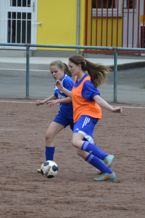 Vivian Schulte setzt sich gegen ihre Gegenspielerin durch
