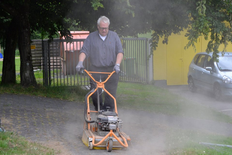Holte den Dreck mit einer Art Staubsauger aus den Fugen: Lothar Vollmer Holte den Dreck mit einer Art Staubsauger aus den Fugen: Lothar Vollmer