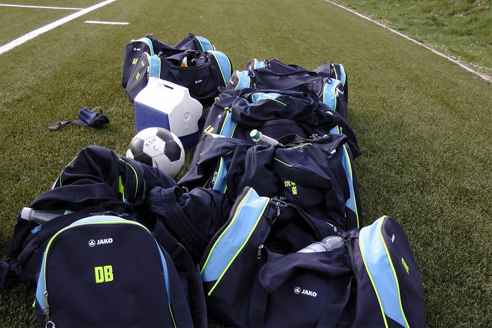 Einheitlicher Auftritt: die Klamottentaschen der U17 Mädchen Einheitlicher Auftritt: die Klamottentaschen der U17 Mädchen