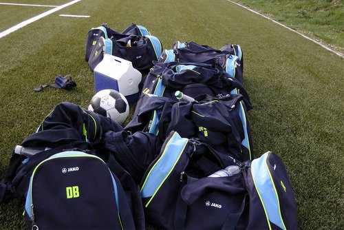 Einheitlicher Auftritt: die Klamottentaschen der U17 Mädchen Einheitlicher Auftritt: die Klamottentaschen der U17 Mädchen