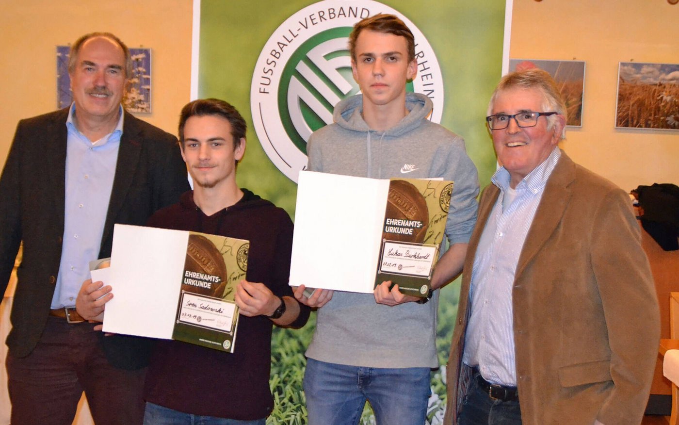 Jürgen Liehn (l.) und Rolf Müller (r.) mit Sven Sadowski (2.v.l.) und Lukas Burkhardt (2.v.r.)