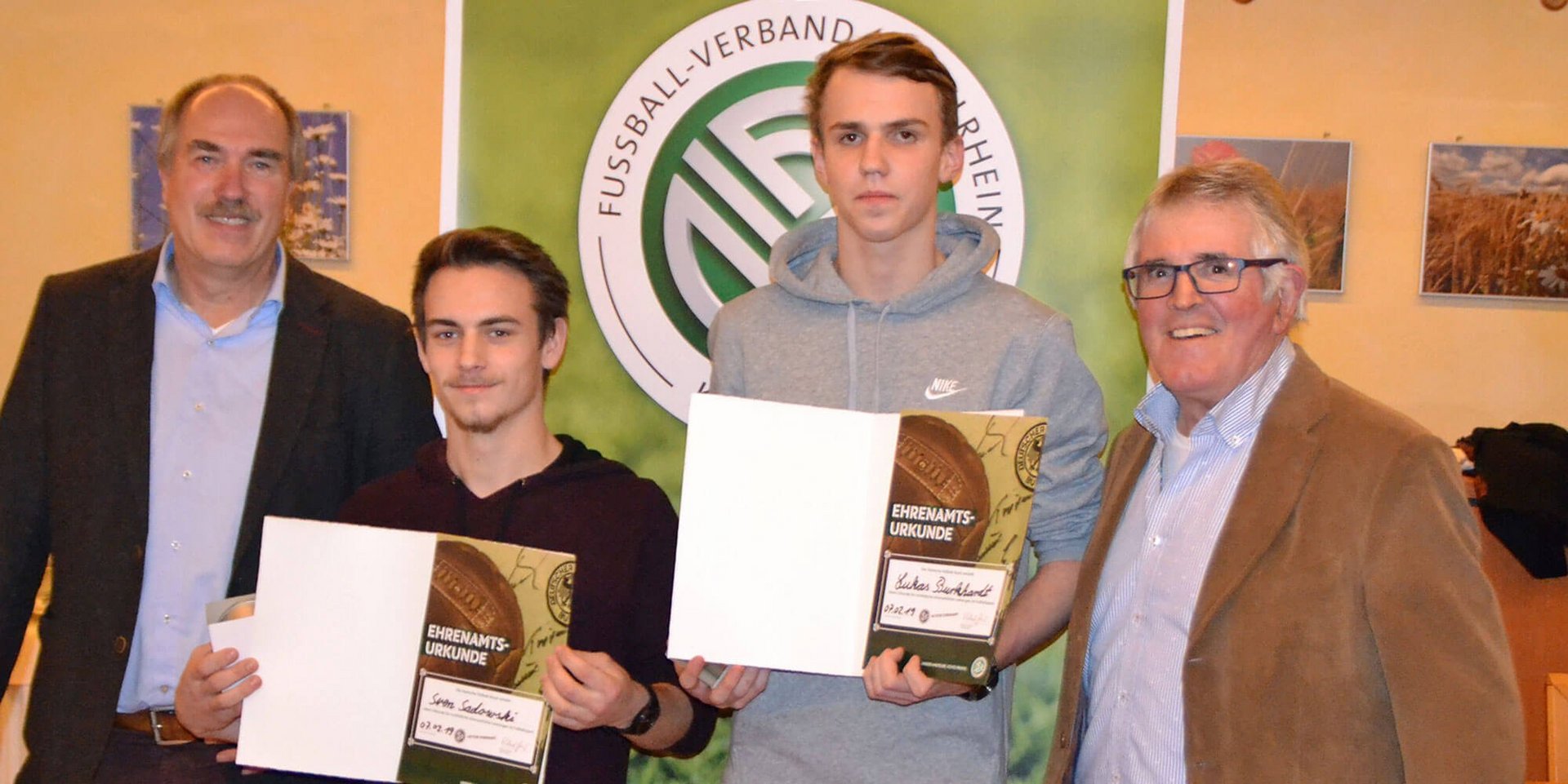 Jürgen Liehn (l.) und Rolf Müller (r.) mit Sven Sadowski (2.v.l.) und Lukas Burkhardt (2.v.r.)