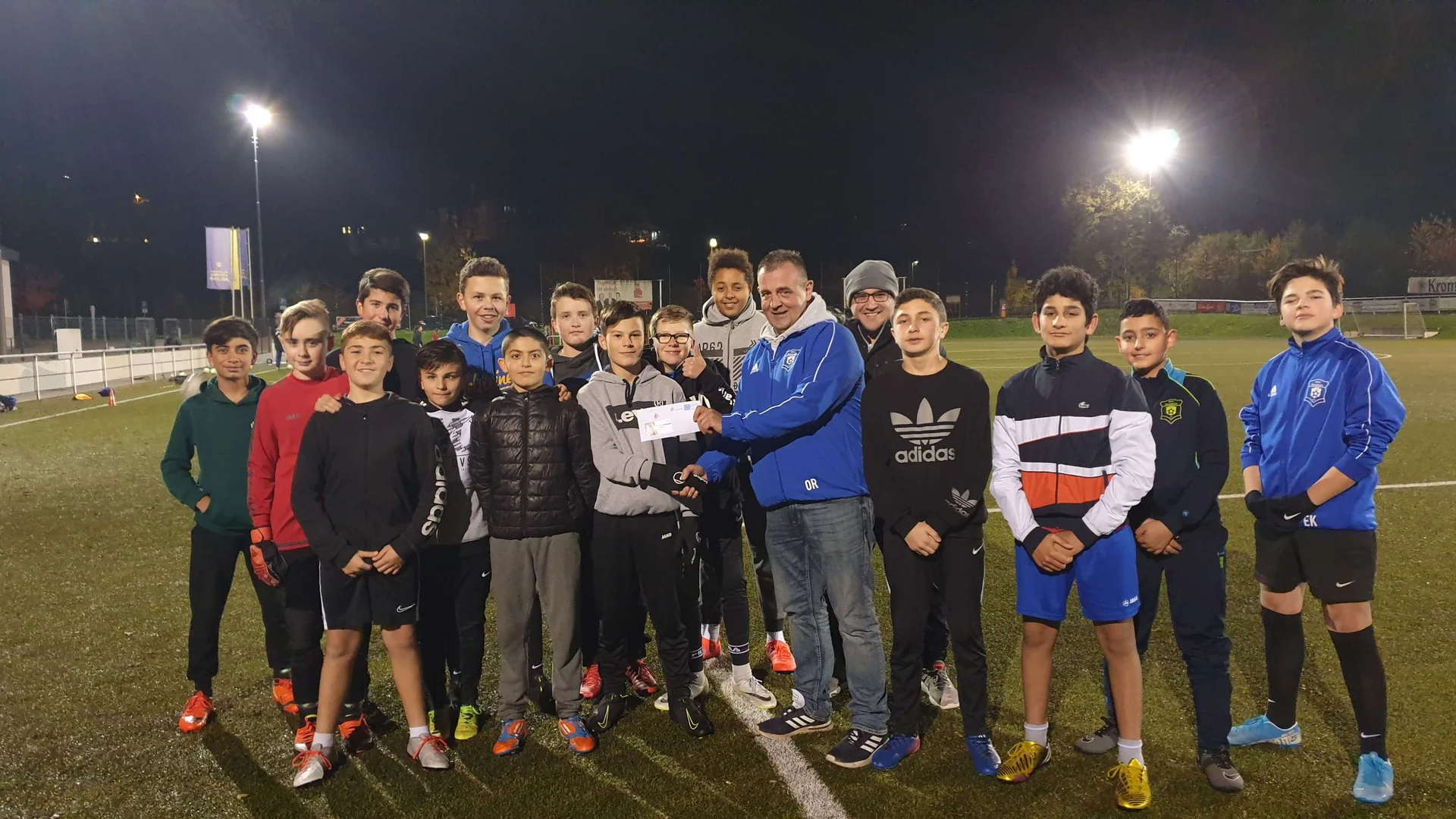 Gewinner Leon Seelig bekam die Tickets vor versammelter Mannschaft von Jugendkoordinator Falo Ruland überreicht