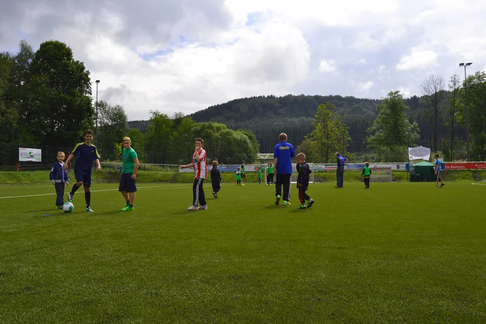 Trotz grauer Wolken mit richtig viel Spaß dabei: die Jugend des BSV Bielstein Trotz grauer Wolken mit richtig viel Spaß dabei: die Jugend des BSV Bielstein