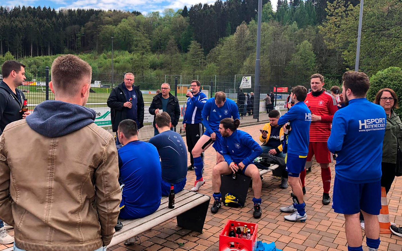 Gesellige Runde: Unsere Erste Herren feiert den Erfolg über Holpe-Steimelhagen