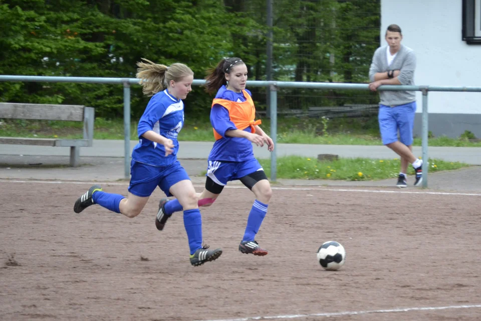 Jenny Völker im Laufduell mit ihrer Gegenspielerin
