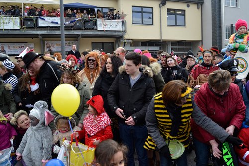 „Kiddies first“ - erst wenn die Kinder versorgt waren, bekamen die Erwachsenen Kamelle zugesteckt „Kiddies first“ - erst wenn die Kinder versorgt waren, bekamen die Erwachsenen Kamelle zugesteckt