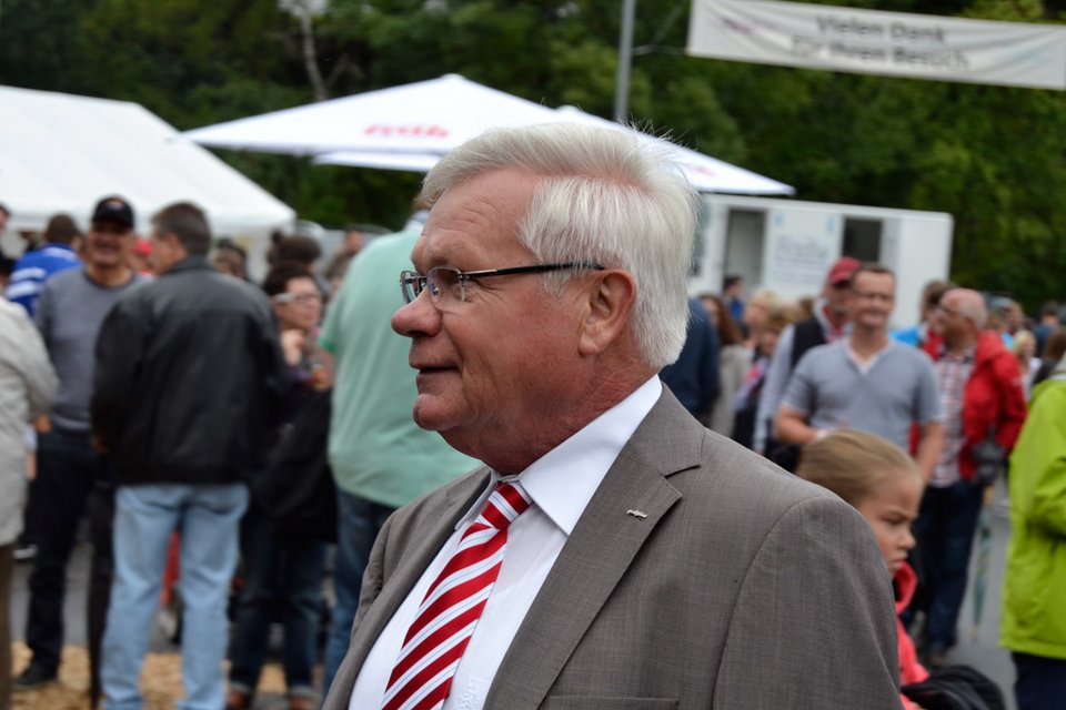 Der Verantwortliche der Firma Polytan zeigte sich mit der Anlage hochzufrieden Der Verantwortliche der Firma Polytan zeigte sich mit der Anlage hochzufrieden