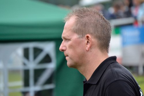 Grimmiger Blick zur Halbzeit: Rüdiger Brinkmann Grimmiger Blick zur Halbzeit: Rüdiger Brinkmann