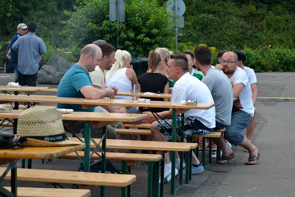 Verdienter Lohn: die zahlreichen Helfer lassen einen langen Tag ausklingen