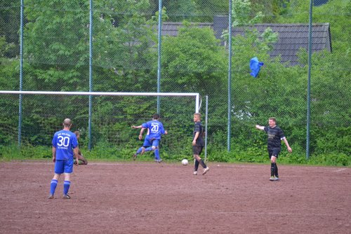 Schließlich eilen Kevin Müller ... Schließlich eilen Kevin Müller ...