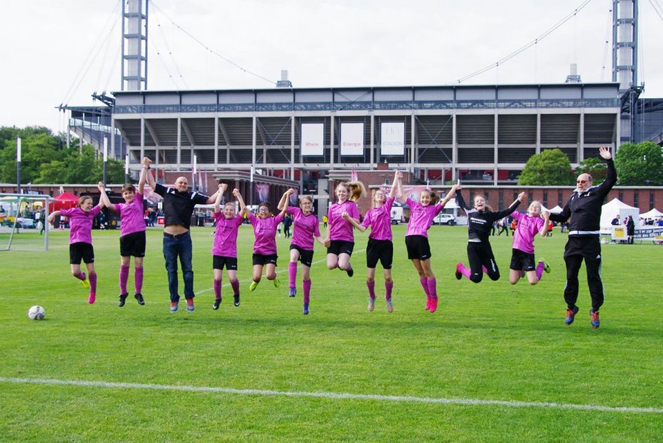 Strahlende Gesichter: unsere U13 Juniorinnen bei der Laola-Welle ...