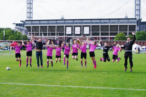 Strahlende Gesichter: unsere U13 Juniorinnen bei der Laola-Welle ...