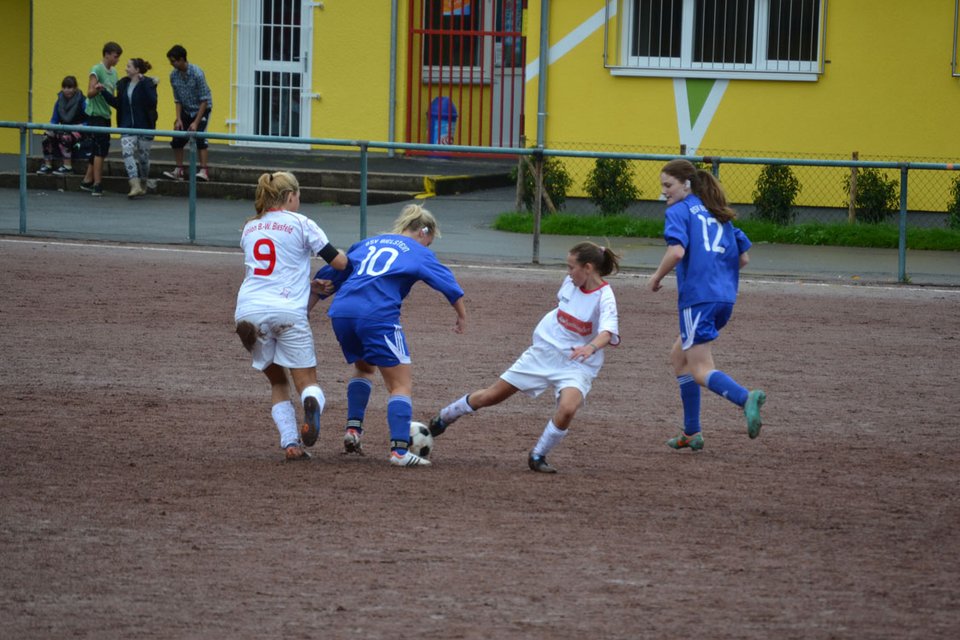 ... und leitet den Ball auf Vivian weiter