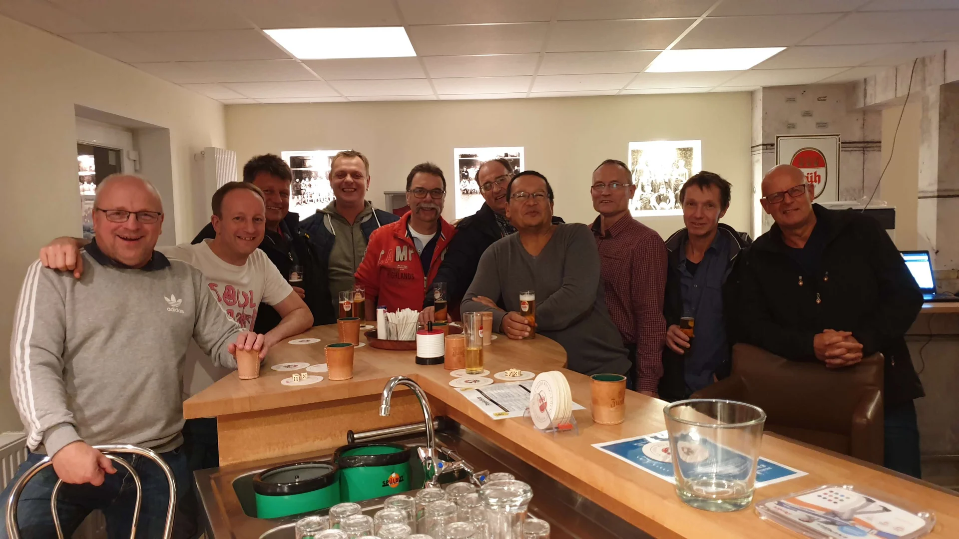 Ede Noreikat, Alex Moog, Hagen Simonis, Jojo Liebenau, Frank Koschwitz, Frank Reif, Bernhard Tornow, Ralf Tetzlaff, Stefan Wirths und Trainer Hans-Günter Krause im Bielsteiner Vereinshaus