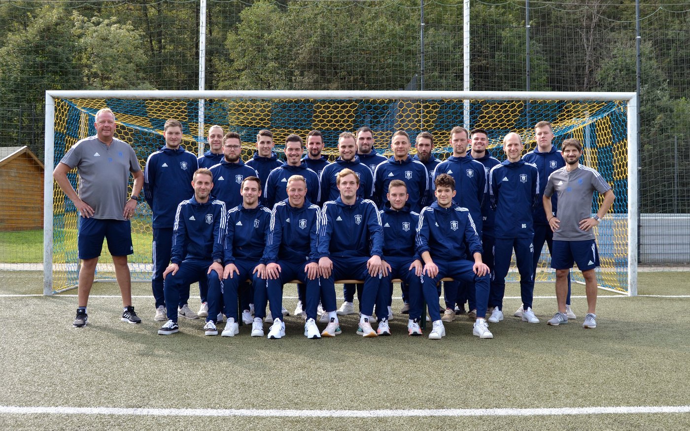 Die Erste Herrenmannschaft des BSV Viktoria Bielstein um das Trainerteam Thorsten Prangenberg und Georgios Xanthoulis